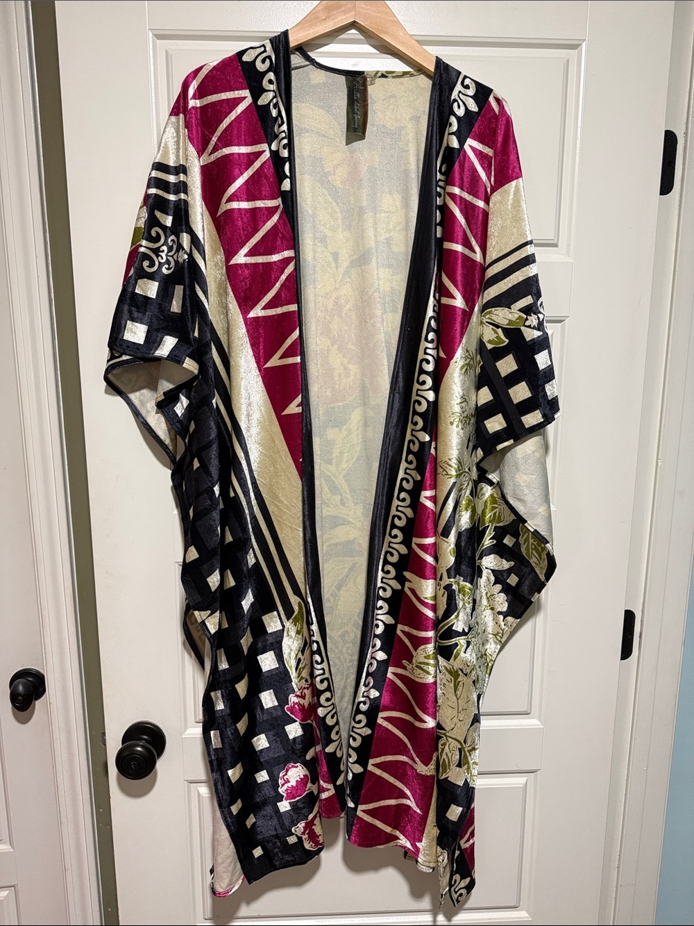 Aratta silent journey Bohemian Multicolor Kimono - Black, Magenta & Cream
